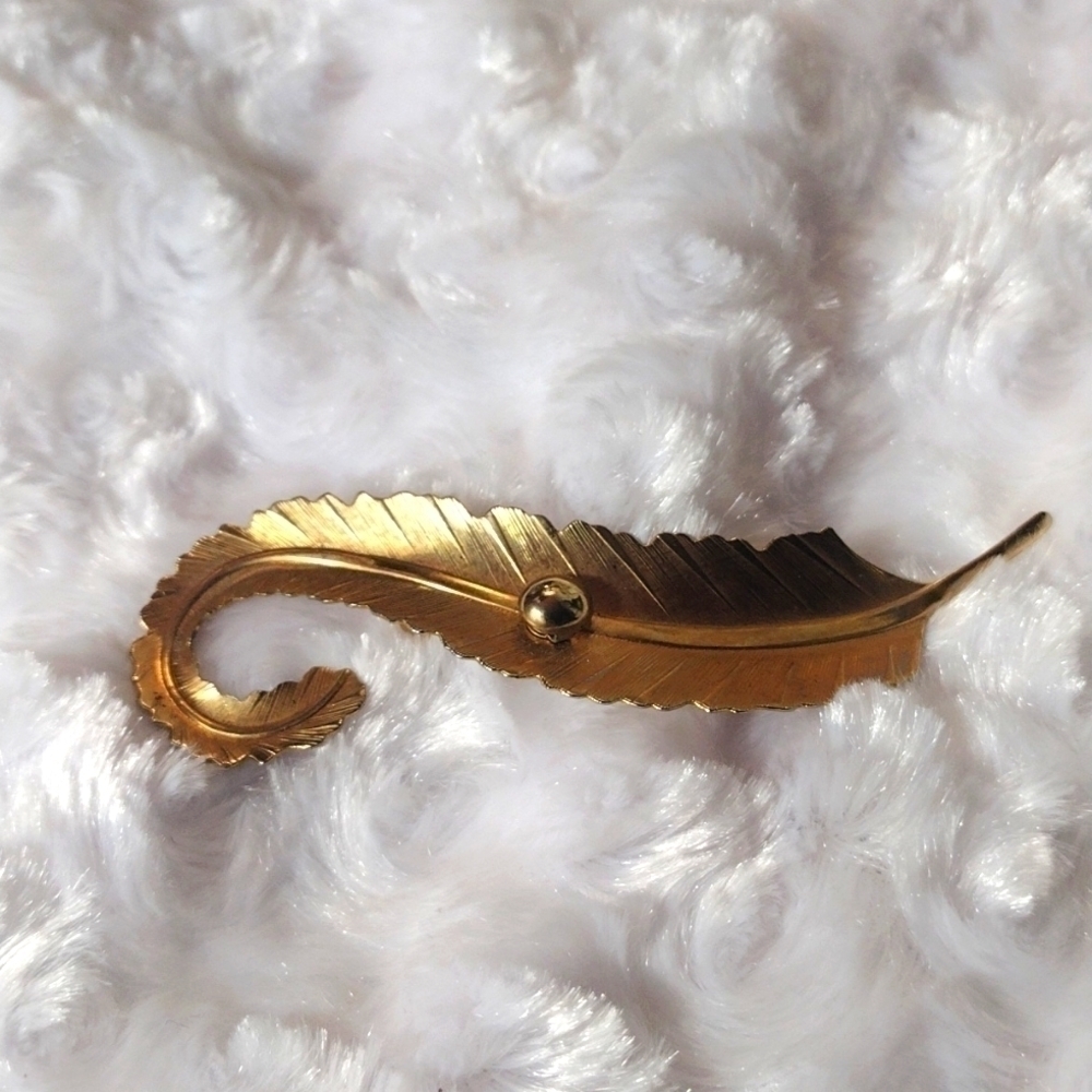 𝅺VINTAGE trifari gold tone curling feather pin brooch